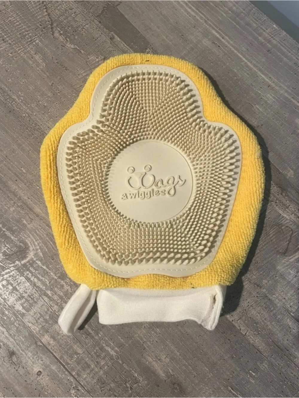 Wags & Wiggles Yellow Massaging Bath Mitt Shampoo Soft Bristles Microfiber